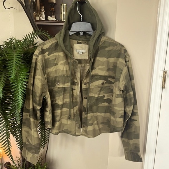 NWOT American Eagle Camouflage Cropped Button Up Hoodie Jacket Olive Shacket - Picture 13 of 13